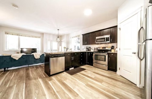 Northwest Edmonton House | Relaxing Mediterranean Retreat with King Bed & Hot Tub