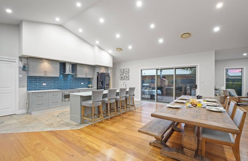 Dubbo House | Mediterranean Retreat | Pool, Golf Views, Near Zoo
