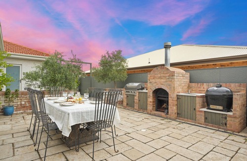 Dubbo House | Mediterranean Retreat | Pool, Golf Views, Near Zoo