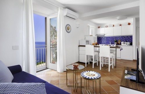 Liparlati Apartment | Inviting Medusa Positano: Spa, Breakfast & Family-Friendly