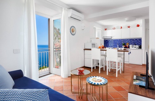 Liparlati Apartment | Inviting Medusa Positano: Spa, Breakfast & Family-Friendly