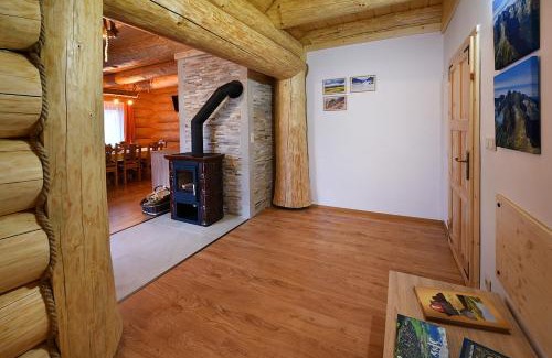 Velka Lomnica House | Top-Rated Medvedi Dvor: Family-Friendly with Hot Tub Access