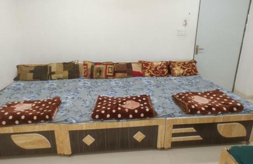 Omkareshwar Hotel | Budget-Friendly Comfort at MEERA: Pet and Child Friendly