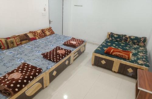 Omkareshwar Hotel | Budget-Friendly Comfort at MEERA: Pet and Child Friendly