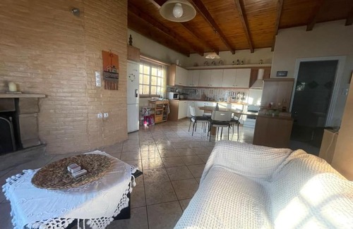 Katakali House | Cozy Meerblick unter Kiefern: Pet-Friendly Retreat