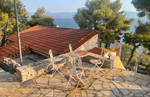 Katakali House | Cozy Meerblick unter Kiefern: Pet-Friendly Retreat