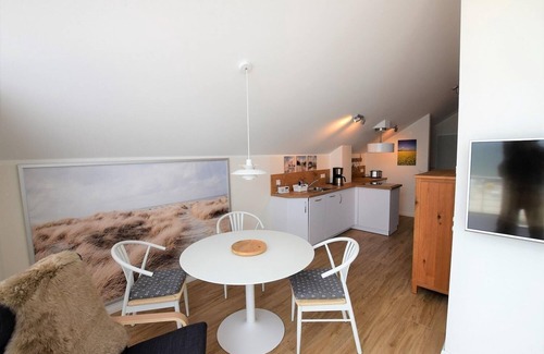 Hohwacht Apartment | Oceanfront Retreat: Meeresblick "Strandkorb" Haus 3