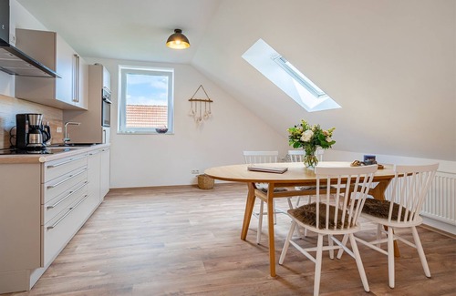 Eilsum Apartment | Meereszeiten - Pet-Friendly Getaway with Ocean Views