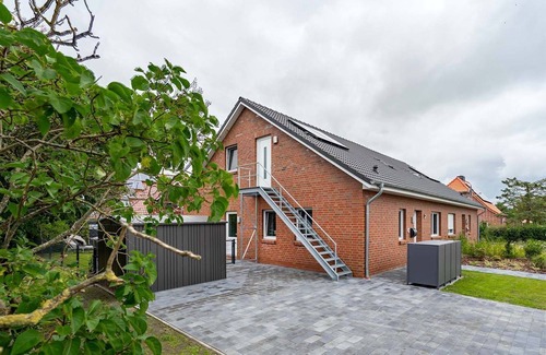 Eilsum Apartment | Meereszeiten - Pet-Friendly Getaway with Ocean Views