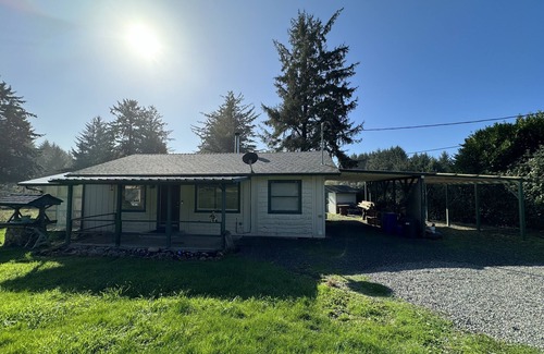 Smith River House | Oceanfront Retreat: Guest Rated 10/10 with Spa & Breakfast