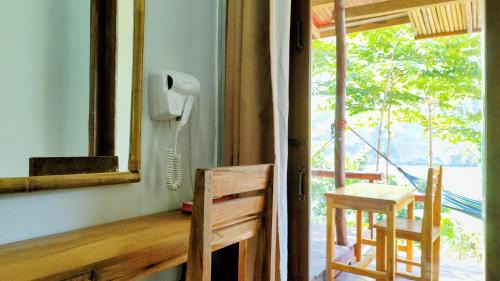 Nong Khiaw House | Scenic Meexok River View - Family-Friendly Escape
