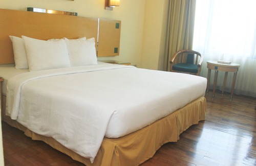 Kemanggisan Hotel | Relax at Mega Anggrek Hotel & Convention with Pool Access