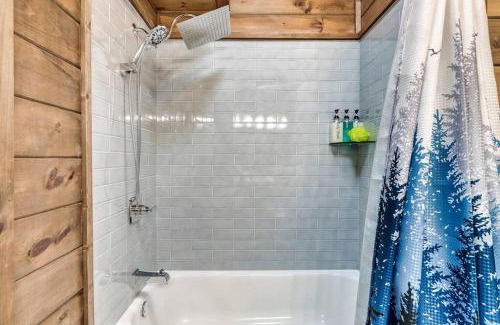 Rocky Grove House | Inviting Retreat with Mega Spa, Fire Pit & Arcade Fun