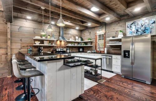 Rocky Grove House | Inviting Retreat with Mega Spa, Fire Pit & Arcade Fun
