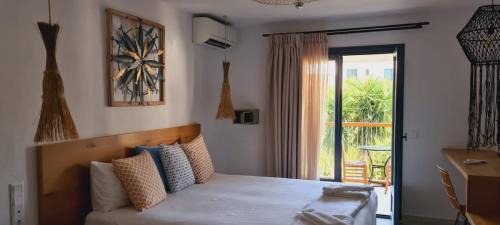 Skiathos Town Apartment | Oceanfront Megali Ammos House with Breakfast & Views