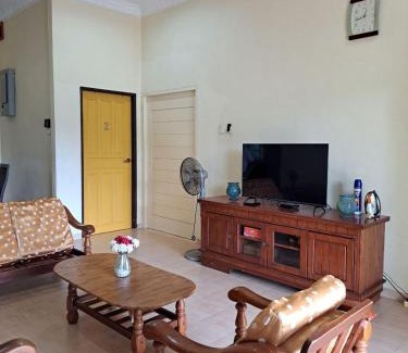 Kampung Bunut Susu House | Family-Friendly Megat Homestay with Kitchen Amenities
