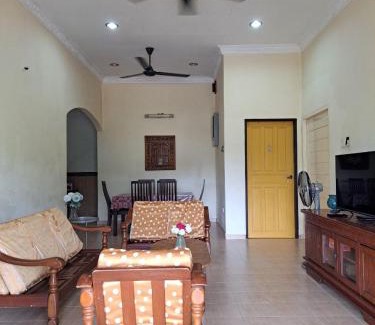 Kampung Bunut Susu House | Family-Friendly Megat Homestay with Kitchen Amenities