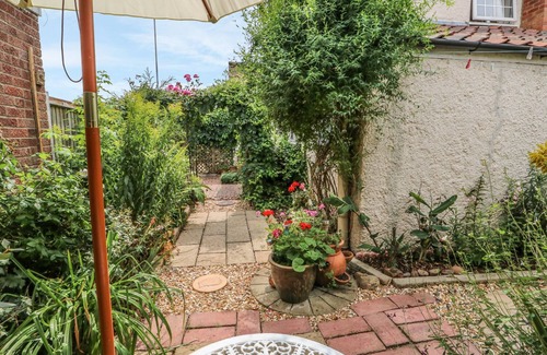 Drayton Cottage | Experience Comfort at Megs Cottage: Pet-Friendly Retreat