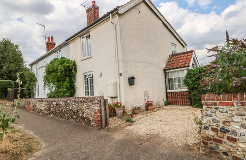 Drayton Cottage | Experience Comfort at Megs Cottage: Pet-Friendly Retreat