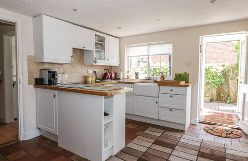 Drayton House | MEGS COTTAGE: Pet-Friendly Retreat with a Garden in Norwich