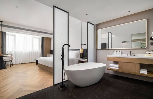 Panyu Hotel | Mehood Lestie International Hotel Panyu Wanbo Yuangang Metro Station Branch - Free Shuttle Bus to Canton Fair Complex During Canton Fair Period