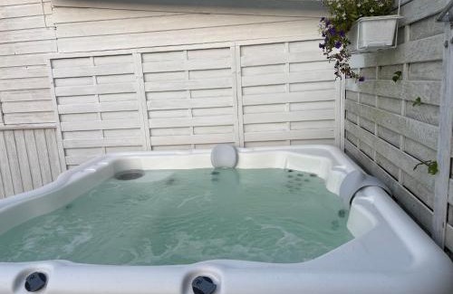 Uppsala Bed & Breakfast | Mehri: Ocean View Retreat with Spa & Pool Amenities