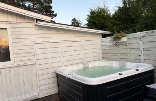 Uppsala Bed & Breakfast | Mehri: Ocean View Retreat with Spa & Pool Amenities