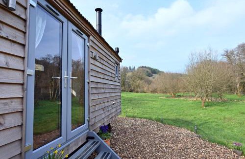 Carmarthen Cabin | Idyllic Meidrim Meadows Shepherd's Hut - 10/10 Guest Rated