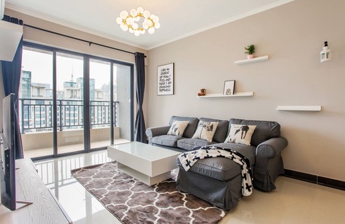Zhujiang New Town Apartment | Family-Friendly Meixu Apartment with Kitchen Amenities