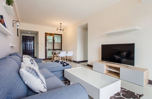 Zhujiang New Town Apartment | Family-Friendly Meixu Apartment with Kitchen Amenities