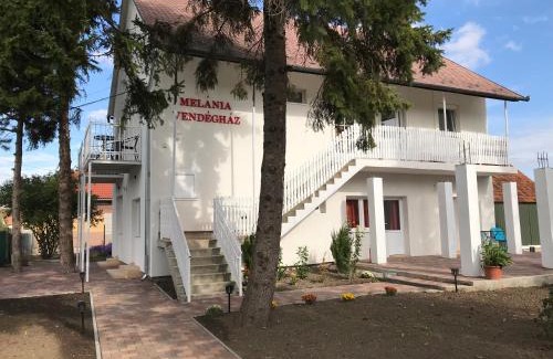 Balatonfokajar House | Oceanfront Melánia Vendégház: Family-Friendly Getaway