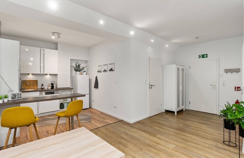 Altstadt Apartment | Cozy City Apartment Overlooking the Park with Breakfast