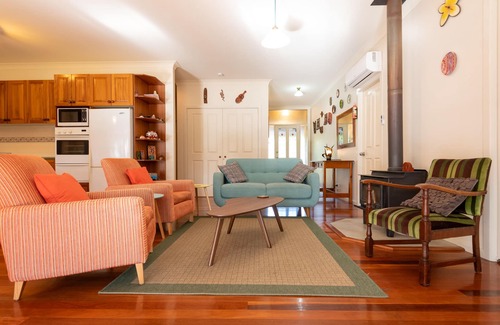 Woolgoolga House | Lakehouse Retreat by the Beach: Pet-Friendly & Ocean Views