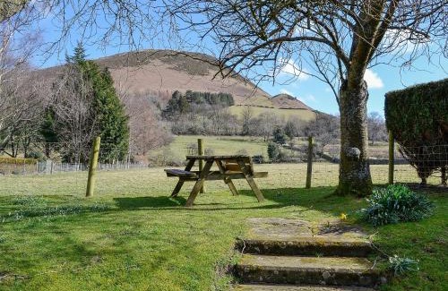 Lorton House | Discover Family-Friendly Comfort at Melbreak Hotel