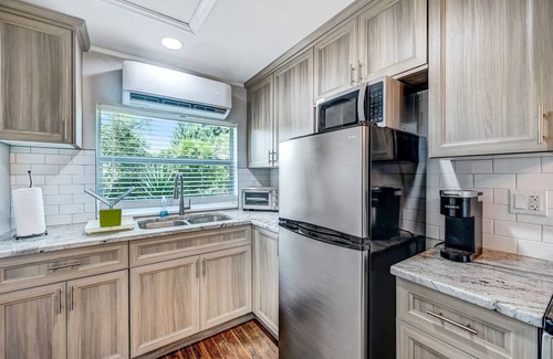 Melbourne Apartment | Pet-Friendly Oceanfront Studio in Downtown Melby's