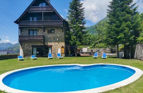 Tredos Hotel | Elegant Meliá de Tredós Baqueira: Pool & Ocean Views