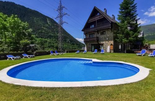 Tredos Hotel | Elegant Meliá de Tredós Baqueira: Pool & Ocean Views