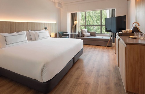 Barajas Hotel | Experience Melia Barajas: 4-Star Stay with Pool & Spa