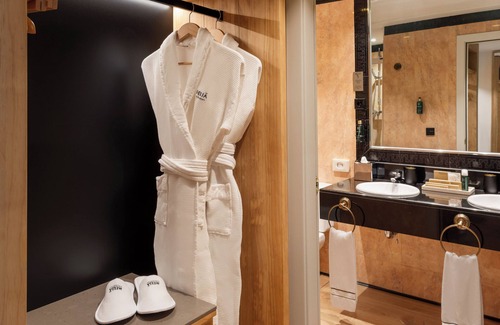 Barajas Hotel | Experience Melia Barajas: 4-Star Stay with Pool & Spa