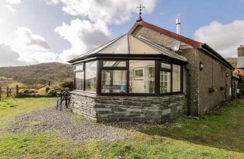 Garndolbenmaen House | Melin Newydd: 4-Star Getaway for Pet Lovers