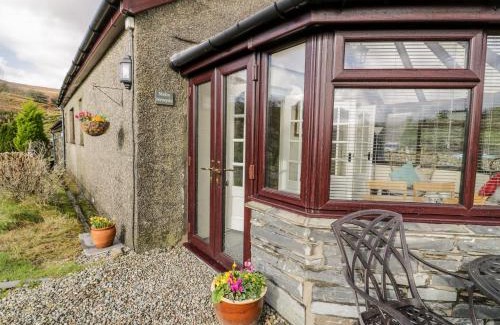 Garndolbenmaen House | Melin Newydd: 4-Star Getaway for Pet Lovers