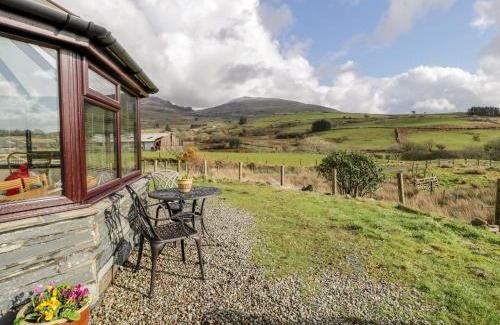 Garndolbenmaen House | Melin Newydd: 4-Star Getaway for Pet Lovers