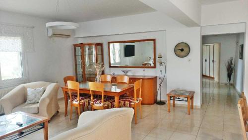 Akoumia Apartment | Cozy Oceanfront Melina Apartment in Akoumia Village