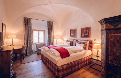 Pettnau Hotel | Discover Mellauner Hof: Pet-Friendly 4-Star Retreat