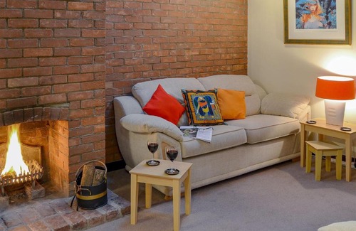 Weybourne House | Discover Mellors Holt: 4-Star Retreat with Top Reviews