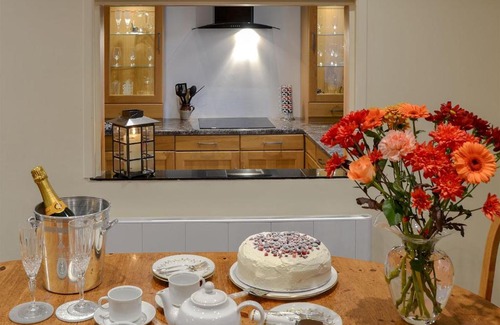 Weybourne House | Discover Mellors Holt: 4-Star Retreat with Top Reviews