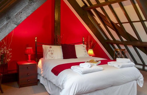 Weybourne House | Discover Mellors Holt: 4-Star Retreat with Top Reviews