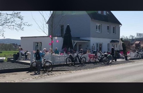 Kreiensen Apartment | Family-Friendly Mellys Café & Store with Great Reviews