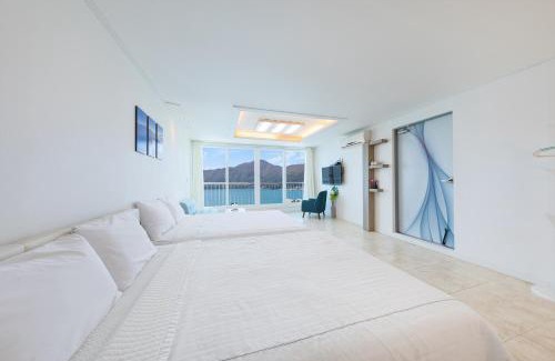 Geoje House | Melodia Pension: Oceanfront Retreat with Hot Tub & Breakfast
