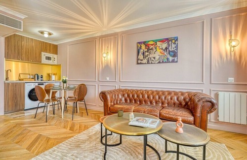 Faubourg de l'Arche Apartment | Discover Melody Suite in Paris with Pool and Breakfast